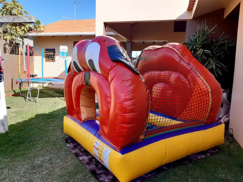 BRINCANDO EM CASA