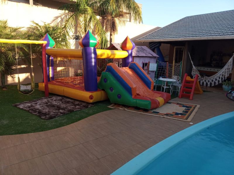 BRINCANDO EM CASA