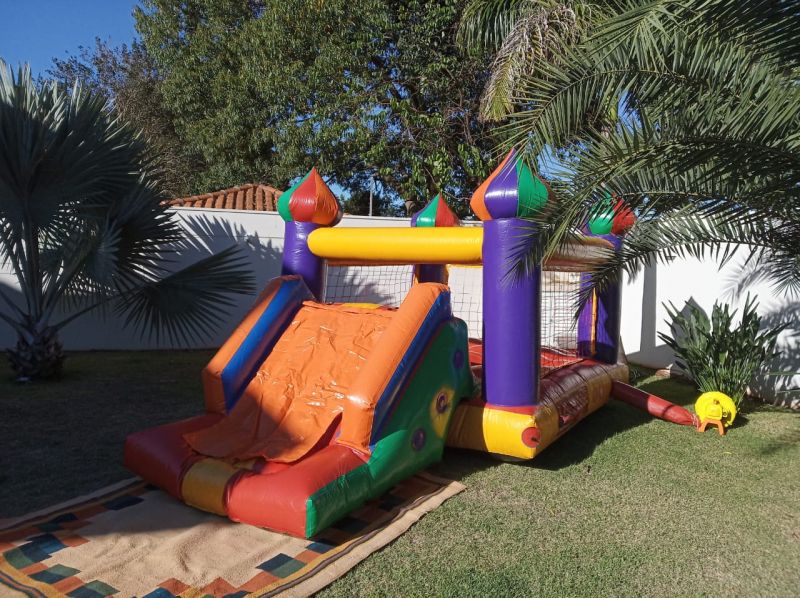 BRINCANDO EM CASA