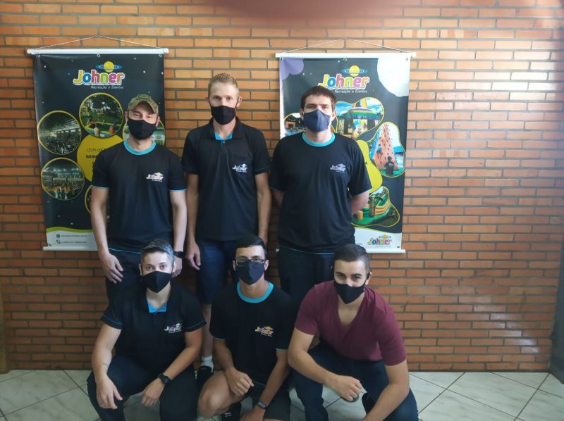 EQUIPE DE MONTAGEM DE BRINQUEDOS 